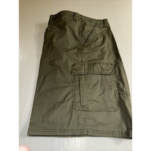New Men's Wrangler Relaxed‎ Fit Cargo Shorts Epic Soft Olive 48x10 - Picture 2 of 3